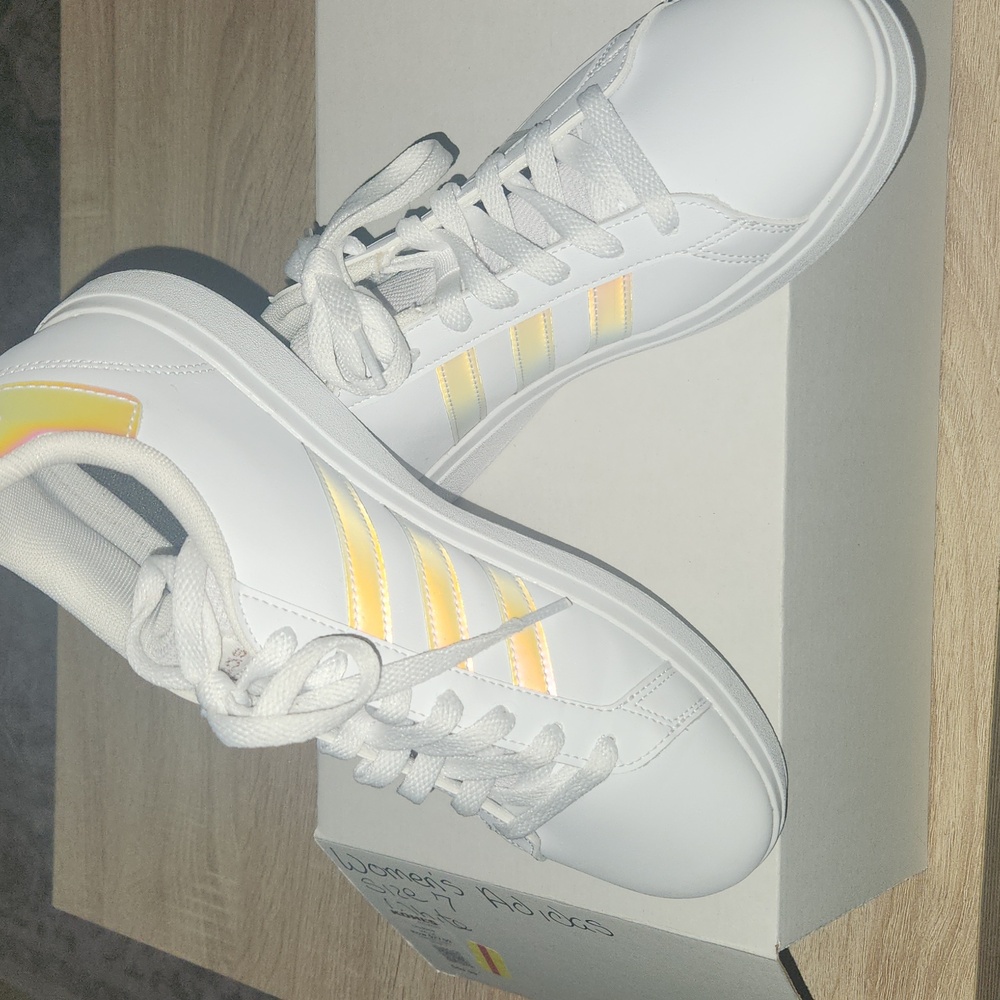 NWOT ADIDAS Womens Sneaker. 8.5